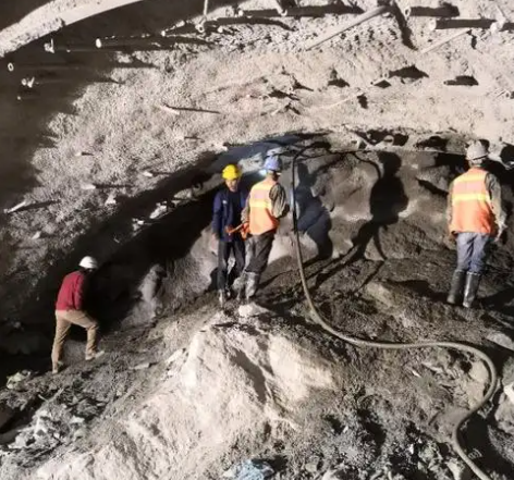 曲麻莱拱顶带模注浆料的施工流程及注意事项